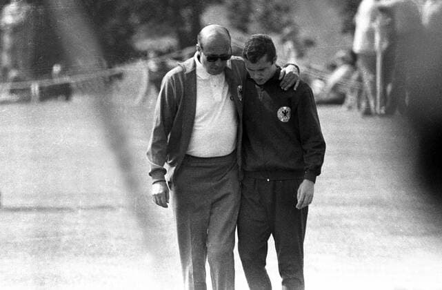 Bundestrainer Helmut Schön (li.) mit Franz Beckenbauer (beide BR Deutschland) im vertrauten Einzelgespräch Fußball WM Herren Weltmeisterschaft 1966, Nationalmannschaft, Nationalteam, Training, Vorbereitung, Vneg, Vsw Gruppe