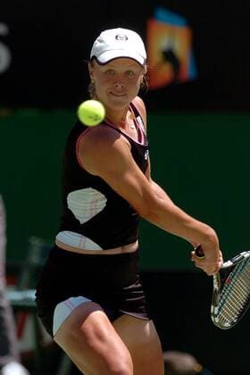 Vera Douchevina (Rußland) fixiert den Ball Tennis Damen Australian Open 2005, WTA Tour, Grand Slam Einzelbild Melbourne Konzentration,