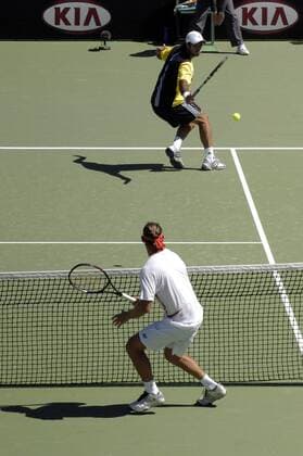 Fernando Gonzalez (Chile, hi.) mit einer Rückhand gegen David Nalbandian (Argentinien) Tennis Herren Australian Open 2005, ATP Tour, Grand Slam, Vdig Gruppe Melbourne