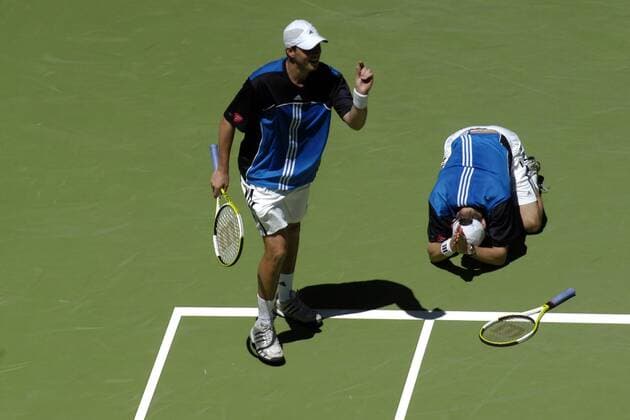 Die Zwillingsbrüder Bob (li.) und Mike Bryan (beide USA) verzweifelt Tennis Herren Australian Open 2005, ATP Tour, Grand Slam, Hartplatz, Hardcourt, Hartplatztennis, Hartplatzturnier Gruppe Melbourne Enttäuschung, Verzweiflung,