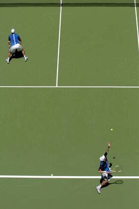 Mike Bryan - Aufschlag, li. sein Zwillingsbruder Bob (beide USA) Tennis Herren Australian Open 2005, ATP Tour, Grand Slam, Hartplatz, Hardcourt, Hartplatztennis, Hartplatzturnier Totale Melbourne