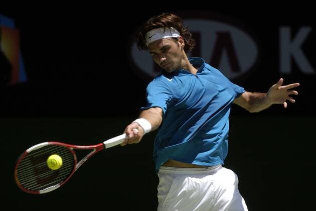 Roger Federer (Schweiz) - Vorhand Tennis Herren Australian Open 2005, ATP Tour, Grand Slam, Einzelbild Melbourne Dynamik,