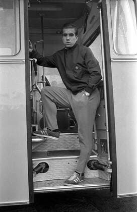 Bernd Patzke (BR Deutschland) in der Tür des Mannschaftsbusses Fußball WM Herren Weltmeisterschaft 1966, Nationalmannschaft, Nationalteam, Vneg, Vsw Einzelbild