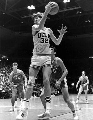 Bill Walton (UCLA Bruins, vorn) holt sich den Rebound - PUBLICATION FOR GERMAN, SWISS, AUSTRIAN AND HUNGARIAN MEDIA ONLY (Icon8001004) Basketball Herren NCAA 1972 1973, University of California - The Citadel, Vneg, Vsw Gruppe Datum geschätzt Dynamik, EDITORIAL USE ONLY