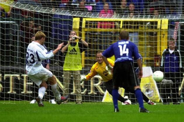 Guido Spork (Paderborn, li.) trifft vom Elfmeterpunkt gegen Torwart Martin Pieckenhagen (HSV) zum 4:2 Endstand Fußball Herren DFB-Pokal 2004 2005, Pokalspiel, SC Paderborn - Hamburger SV 4:2, Hamburg Gruppe Paderborn Dynamik,