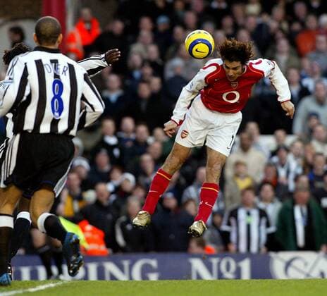 Robert Pires (Arsenal) - Kopfball Fußball Herren English Premier League 2004 2005, 1. Englische Liga, Arsenal FC London - Newcastle United, Vdig Einzelbild London Dynamik,