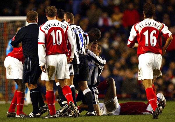 Lee Bowyer (Newcastle, 3.v.re.) muß sich nach seinem Foul an Patrick Vieira (2.v.re.) mit Lauren Etame Mayer (Mitte) auseinandersetzen, während Dennis Bergkamp (alle Arsenal, 2.v.li.) und Alan Shearer (Newcastle) Schiedsrichter Stephen W. Dunn bestürmen Fußball Herren English Premier League 2004 2005, 1. Englische Liga, Arsenal FC London - Newcastle United 1:0 Gruppe London