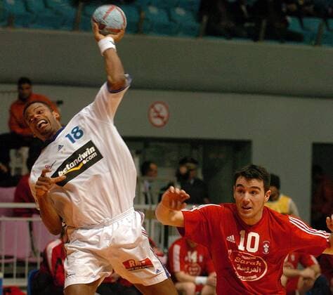 Joel Abati (Frankreich) - Sprungwurf, re. Sebastien Fyfe (Kanada) Handball WM Herren Weltmeisterschaft 2005, Länderspiel, Nationalmannschaft, Nationalteam, Nationaltrikot Gruppe Rades Dynamik, Kampf,