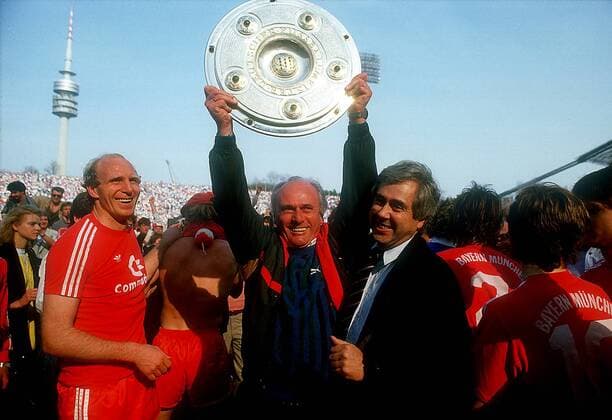Trainer Udo Lattek (Mitte) präsentiert die Meisterschale, daneben Präsident Fritz Scherer (re.) und Dieter Hoeneß (alle Bayern) Fußball 1. BL Herren Saison 1985 1986, FC Bayern München, Deutscher Meister, Deutsche Meisterschaft, Feier, Meisterfeier, Gruppe München Freude, Begeisterung,