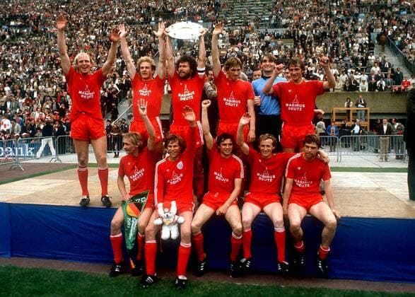 Der FC Bayern München ist Deutscher Meister der Saison 1979 1980, hi. v. li.: Dieter Hoeneß, Karl Heinz Rummenigge, Paul Breitner mit der Meisterschale, Klaus Augenthaler, Torwart Walter Junghans, Wolfgang Dremmler, vorn: Hans Weiner, Udo Horsmann, ... Fußball 1. BL Herren Saison 1979 1980, FC Bayern München, Deutscher Meister, Deutsche Meisterschaft, Feier, Meisterfeier Totale München Freude, Begeisterung,