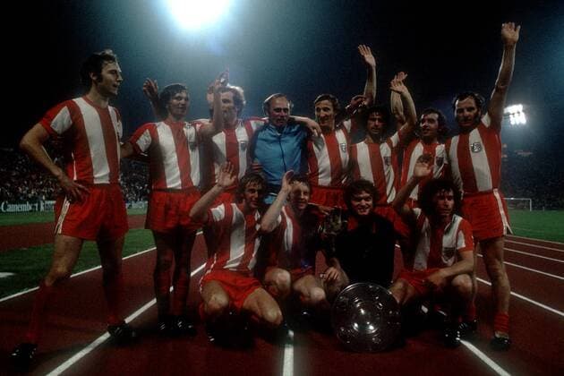 Fußball, FC Bayern München, Deutscher Meister 1972 Der FC Bayern München ist Deutscher Meister der Saison 1971 1972, hi. v. li.: Franz Beckenbauer, Willi Hoffmann, Uli Hoeneß, Trainer Udo Lattek, Georg Schwarzenbeck, Gerd Müller, Franz Krauthausen, Franz Roth, vorn: Rainer Zobel, Johnny Hansen,... Fußball 1. BL Herren Saison 1971 1972, FC Bayern München, Deutscher Meister, Deutsche Meisterschaft, Feier, Meisterfeier, Totale München Freude, Begeisterung,