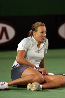 Alicia Molik (Australien) sitzt nach ihrem Viertelfinaleinzug fassungslos am Boden Tennis Damen Australian Open 2005, WTA Tour, Grand Slam, Hartplatz, Hardcourt, Hartplatztennis, Hartplatzturnier, Einzelbild Melbourne