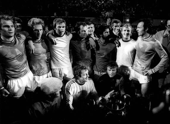 Der FC Bayern München ist Europapokalsieger der Landesmeister der Saison 1975 1976, hi. v. re.: Franz Beckenbauer, Bernd Dürnberger, Gerd Müller, Franz Roth, Udo Horsmann, Karl Heinz Rummenigge, Uli Hoeneß, vorn: Torwart Sepp Maier und Johnny Hansen Fußball EC 1 Herren Europapokal der Landesmeister 1975 1976, Europacup, FC Bayern München - AS St. Etienne 1:0, Finale Gruppe Glasgow Freude,