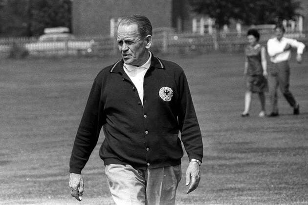 Alt Bundestrainer Sepp Herberger (BR Deutschland) sieht nach dem Rechten Fußball WM Herren Weltmeisterschaft 1966, Nationalmannschaft, Nationalteam, BRD, Training Einzelbild