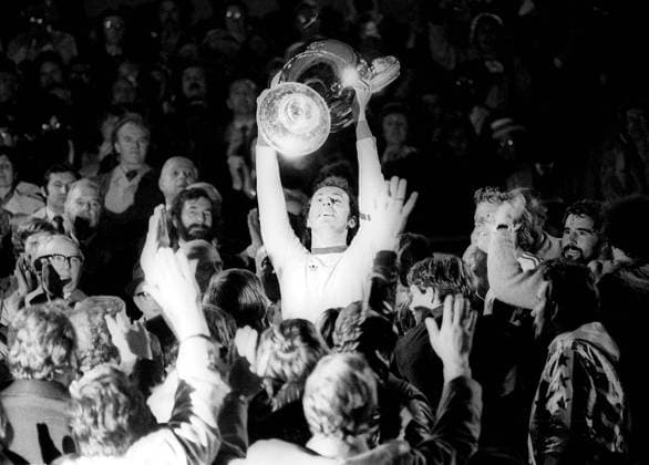 Lichtgestalt Franz Beckenbauer (Bayern) präsentiert den Europapokal der Landesmeister der Saison 1975 1976 Fußball EC 1 Herren Europapokal der Landesmeister 1975 1976, Europacup, FC Bayern München, Finale Totale Glasgow Freude, Begeisterung,