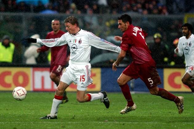 Jon Dahl Tomasson (Milan, li.) gegen Alessandro Lucarelli (Livorno) Fußball Herren Serie A 2004 2005, 1. Italienische Liga, AS Livorno -AC Mailand 1:0 Gruppe Livorno Dynamik,