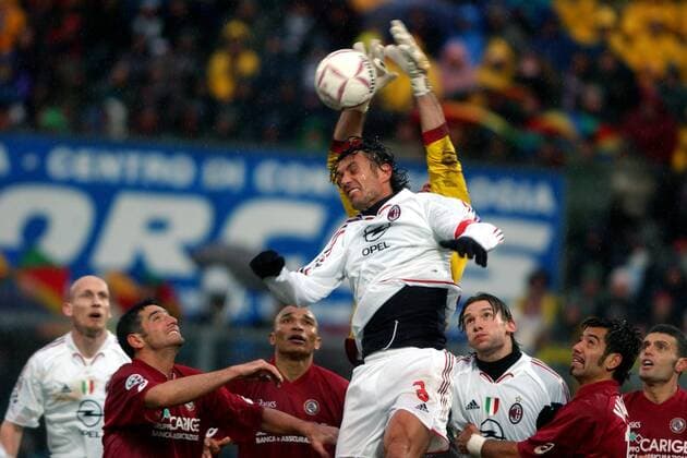 Torraumszene, u.a. mit: Paolo Maldini (Mitte) und Andriy Shevchenko (beide Milan, 3.v.re.), Jose Vidigal (3.v.li.), Alessandro Lucarelli (2.v.li.) und Jorge Vargas (2.v.re.) schauen gespannt zu wie Torwart Marco Amelia (alle Livorno) den Ball fängt Fußball Herren Serie A 2004 2005, 1. Italienische Liga, AS Livorno -AC Mailand 1:0 Gruppe Livorno Abwehr, Dynamik Spannung,