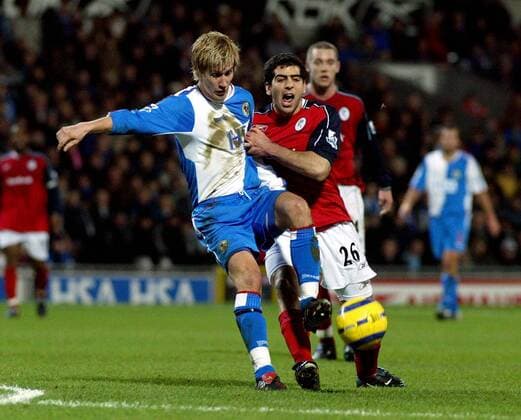 Morten Pedersen (li., Blackburn) gegen Tal Ben Haim (Bolton) Fußball Herren English Premier League 2004 2005, 1. Englische Liga, Blackburn Rovers - Bolton Wanderers 0:1, Gruppe Blackburn Dynamik, Kampf