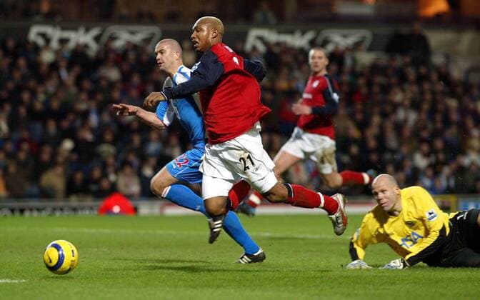 El Hadji Diouf (re., Bolton) gegen Dominic Matteo (Blackburn) - Laufduell Fußball Herren English Premier League 2004 2005, 1. Englische Liga, Blackburn Rovers - Bolton Wanderers 0:1, Gruppe Blackburn Dynamik,