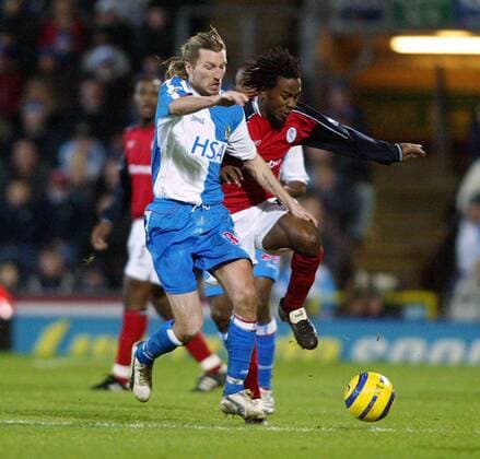 Robbie Savage (li., Blackburn) gegen Ricardo Gardner (Bolton) Fußball Herren English Premier League 2004 2005, 1. Englische Liga, Blackburn Rovers - Bolton Wanderers 0:1, Gruppe Blackburn Dynamik,