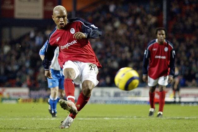 El Hadji Diouf (Bolton) - Schuss - !EDITORIAL USE ONLY. No use with unauthorised audio, video, data, fixture lists, club league logos or live services. Online in-match use limited to 120 images, no video emulation. No use in betting, games or single club league player publications.! Fußball Herren English Premier League 2004 2005, 1. Englische Liga, Bolton Wanderers, Einzelbild Blackburn Dynamik,