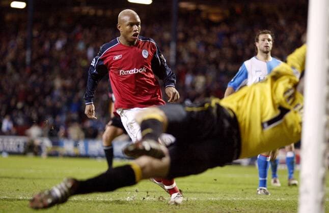 El Hadji Diouf (li., Bolton) gegen Torwart Friedel (Blackburn) - !EDITORIAL USE ONLY. No use with unauthorised audio, video, data, fixture lists, club league logos or live services. Online in-match use limited to 120 images, no video emulation. No use in betting, games or single club league player publications.! Fußball Herren English Premier League 2004 2005, 1. Englische Liga, Blackburn Rovers - Bolton Wanderers 0:1, Gruppe Blackburn Dynamik,