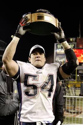 Linebacker Tedy Bruschi (New England Patriots) mit der AFC Championship Trophy - !! (Icon7521093) American Football Herren NFL 2004 2005, AFC, Conference Championship, Vdig Einzelbild Pittsburgh Freude, EDITORIAL USE ONLY
