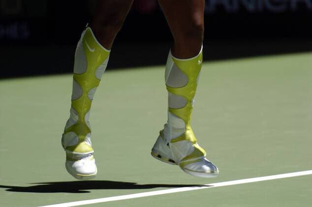 Die gelb-weißen Nike-Stulpen von Serena Williams (USA) Tennis Damen Australian Open 2005, Grand Slam, WTA-Tour, Hartplatz, Hardcourt, Hartplatztennis, Hartplatzturnier, Einzelbild Melbourne Dynamik, Höhe,