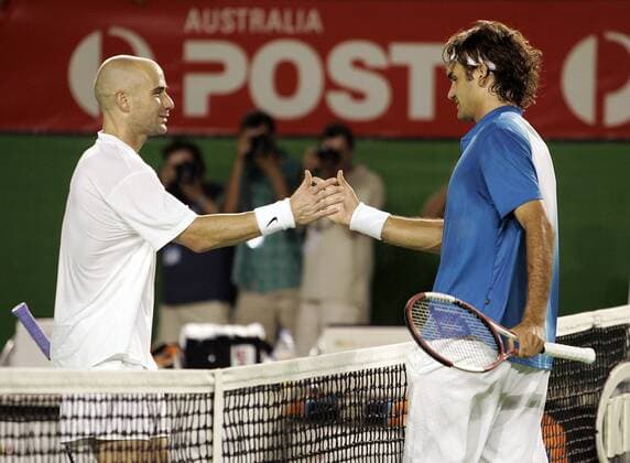 Andre Agassi (USA, li.) beglückwünscht Roger Federer (Schweiz) zu seinem Sieg Tennis Herren Australian Open 2005, Grand Slam, ATP-Tour, Gruppe Melbourne