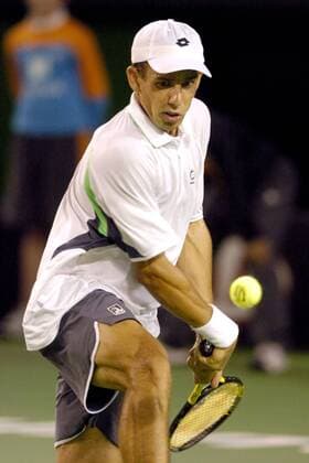 Dominik Hrbaty (Slowakei) fixiert den Ball Tennis Herren Australian Open 2005, Grand Slam, ATP-Tour, Einzelbild Melbourne