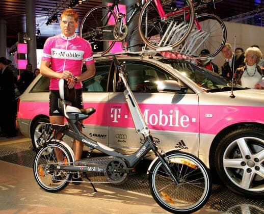 Jan Ullrich (Deutschland T Mobile) posiert bei der Vorstellung des Teams 2005 mit einem Giant City Revive Bike Radsport Herren Straßenradsport 2005, Straße, Rad, Präsentation, Pressetermin Einzelbild Bonn