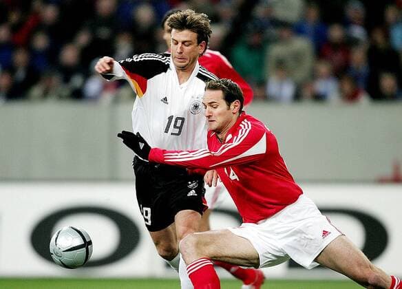 Bernd Schneider (Deutschland, li.) gegen Josip Simunic (Allstar Auswahl) Fußball Herren Benefizspiel 2005, Benefiz, Deutschland - Allstar Auswahl 2:2, Nationalmannschaft, Nationalteam Gruppe Gelsenkirchen Dynamik,