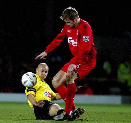Gavin Mahon (li., Watford) gegen Igor Biscan (Liverpool) - !! Fußball Herren Carling Cup 2004 2005, English Premier League, 1. Englische Liga, Englischer Ligapokal, Pokalspiel Gruppe Watford Dynamik, Kampf,