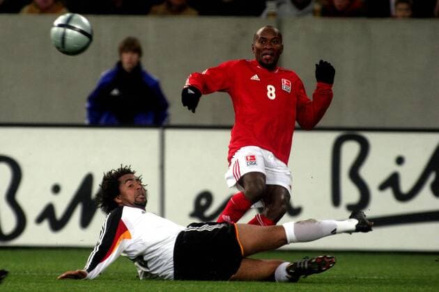Patrick Owomoyela (Deutschland, li.) grätscht gegen Ze Roberto (Allstar Auswahl) Fußball Herren Benefizspiel 2005, Benefiz, Deutschland - Allstars 2:2, Nationalmannschaft, Nationalteam Gruppe All Star, Stars Gelsenkirchen Dynamik,