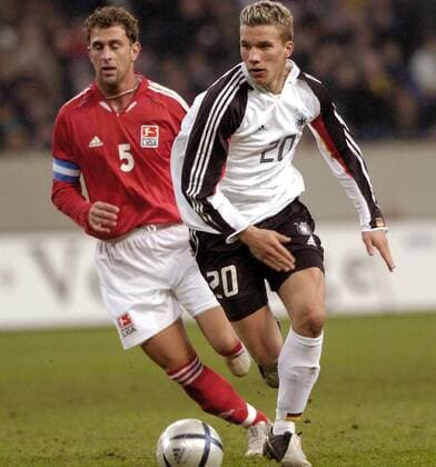 Lukas Podolski (Deutschland, re.) vorbei an Marcelo Jose Bordon (Allstar Auswahl) Fußball Herren Benefizspiel 2005, Benefiz, Deutschland - Allstars 2:2, Nationalmannschaft, Nationalteam Gruppe All Star, Stars Gelsenkirchen Dynamik,