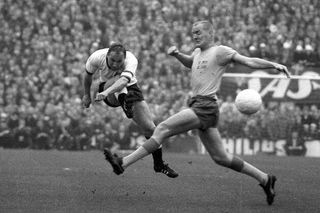 Uwe Seeler (li., BR Deutschland) zieht ab, Hans Mild (Schweden) kommt zu spät Fußball Länderspiel Herren Weltmeisterschaftsqualifikation 1965, Qualifikation, Länderspiel, Nationalmannschaft, Nationalteam Gruppe Stockholm Dynamik,