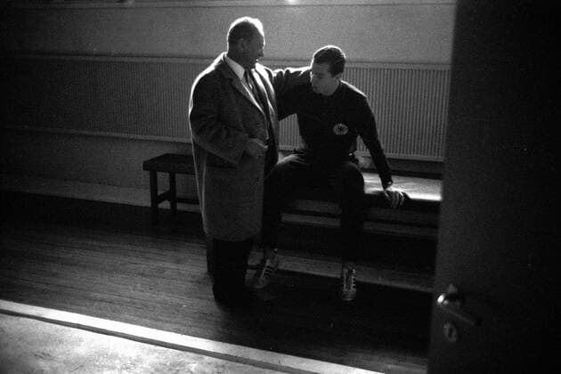 Trainer Tschik Cajkovski (li., FC Bayern München) gratuliert seinem Schützling Franz Beckenbauer (BR Deutschland) zur Länderspielpremiere Fußball Länderspiel Herren Weltmeisterschaftsqualifikation 1965, Qualifikation, Länderspiel, Nationalmannschaft, Nationalteam Gruppe Stockholm