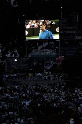 Die Zuschauer verfolgen das Match von Roger Federer (Schweiz) außerhalb der Arena über eine Leinwand Tennis Herren Australian Open 2005, ATP Tour, Grand Slam Totale Melbourne