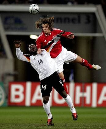 Daniel van Buyten (Allstar Auswahl, re.) gegen Gerald Asamoah (Deutschland) Fußball Herren Benefizspiel 2005, Benefiz, Deutschland - Allstars 2:2, Nationalmannschaft, Nationalteam Gruppe All Star, Stars Gelsenkirchen Dynamik, Kampf,
