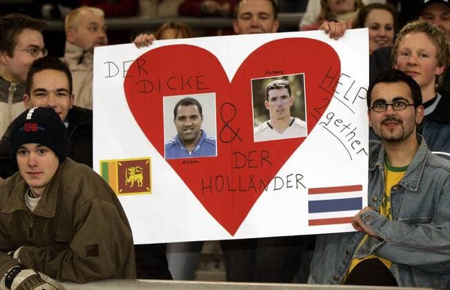 Fans präsentieren ein Plakat mit den Konterfeis von Ailton (li.) und Roy Makaay (beide Allstar Auswahl) - der Dicke und der Holländer Fußball Herren Benefizspiel 2005, Benefiz, Allstars, All Star, Stars Gruppe Gelsenkirchen