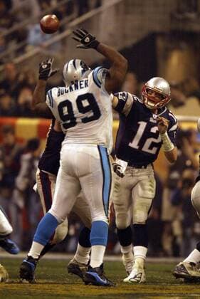 Quarterback Tom Brady (New England Patriots, re.) wirft die Pille über Defensive Tackle Brentson Buckner (Carolina Panthers) hinweg - !! (Icon8037198) American Football Herren NFL 2003 2004, Superbowl XXXVIII, Super Bowl, New England Patriots - Carolina Panthers 32:29 Gruppe Houston Dynamik, EDITORIAL USE ONLY