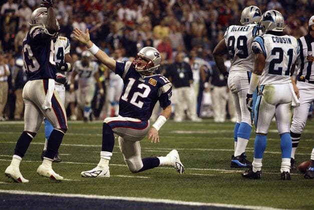 Quarterback Tom Brady (New England Patriots, Mitte) jubelt - !! (Icon8044838) American Football Herren NFL 2003 2004, Superbowl XXXVIII, Super Bowl, New England Patriots - Carolina Panthers 32:29 Gruppe Houston Freude, Begeisterung, EDITORIAL USE ONLY