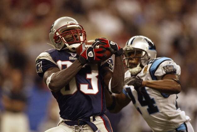 Wide Receiver Deion Branch (New England Patriots) fängt die Pille, re. Cornerback Ricky Manning (Carolina Panthers) - !! (Icon8044843) American Football Herren NFL 2003 2004, Superbowl XXXVIII, Super Bowl, New England Patriots - Carolina Panthers 32:29 Gruppe Houston Dynamik, EDITORIAL USE ONLY