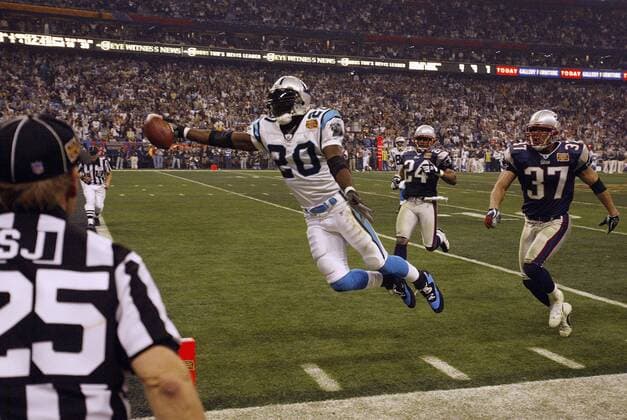 Running Back DeShaun Foster (Carolina Panthers) springt mit der Pille zum Touchdown - !! (Icon8044848) American Football Herren NFL 2003 2004, Superbowl XXXVIII, Super Bowl, New England Patriots - Carolina Panthers 32:29 Totale Houston Dynamik, EDITORIAL USE ONLY