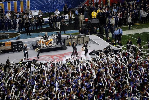 Halbzeitshow während des Superbowl XXXVIII mit der Rockband Aerosmith - !! (Icon5347250) American Football Herren NFL 2003 2004, Superbowl XXXVIII, Super Bowl, Show, Showprogramm, Halftime, Halbzeit, Rahmenprogramm Totale Reliant Stadium Houston EDITORIAL USE ONLY