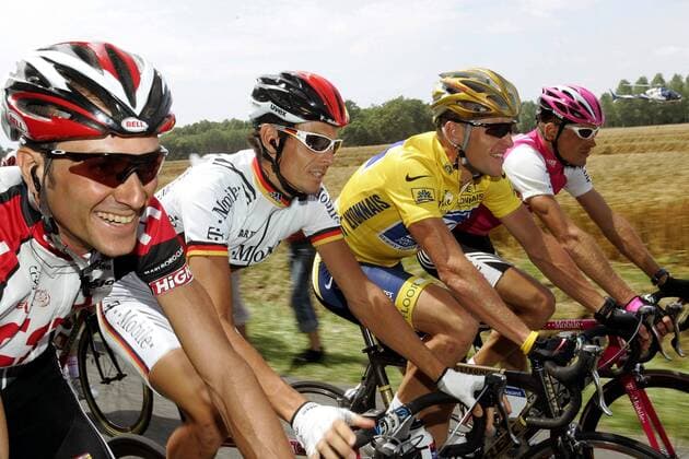 Die vier Erstplatzierten der diesjährigen Tour - v.li.: Ivan Basso (Italien CSC), Andreas Klöden (Deutschland T Mobile), Lance Armstrong (USA US Postal Service) und Jan Ullrich (Deutschland T Mobile) Radsport Herren Tour de France 2004, Straßenradsport, Straße, Rad Gruppe 20. Etappe Montereau Fault Yonne - Paris
