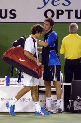 Marat Safin (Rußland) tröstet Roger Federer (Schweiz) Tennis Herren Australian Open 2005, Grand Slam, ATP Tour, Hartplatz, Hardcourt, Hartplatztennis, Hartplatzturnier Gruppe Melbourne