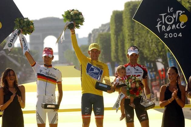 Siegerehrung Tour de France 2004: Toursieger Lance Armstrong (USA US Postal Service) zwischen Andreas Klöden (2., Deutschland T Mobile, li.) und Ivan Basso (3., Italien CSC) mit Tochter Domitilla Radsport Herren Tour de France 2004, Straßenradsport, Straße, Rad, Vdig Gruppe 20. Etappe: Montreau Fault Yonne - Paris Paris Freude,