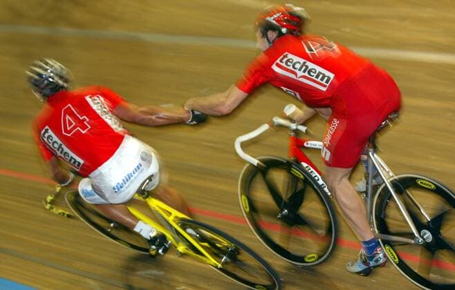 Andreas Kappes (li.) wechselt mit Andreas Beikirch (beide Deutschland) Radsport Herren Berliner 6 Tage Rennen 2005, Sechstagerennen, Sechstage, Sechs, Sixdays, six days, Vdig Gruppe Berlin Dynamik,