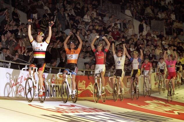 Die Teilnehmer und Zuschauer des Berliner 6 Tage Rennens 2005 heizen sich gegenseitig ein Radsport Herren Berliner 6 Tage Rennen 2005, Sechstagerennen, Sechstage, Sechs, Sixdays, six days, Vdig Totale Berlin Freude,